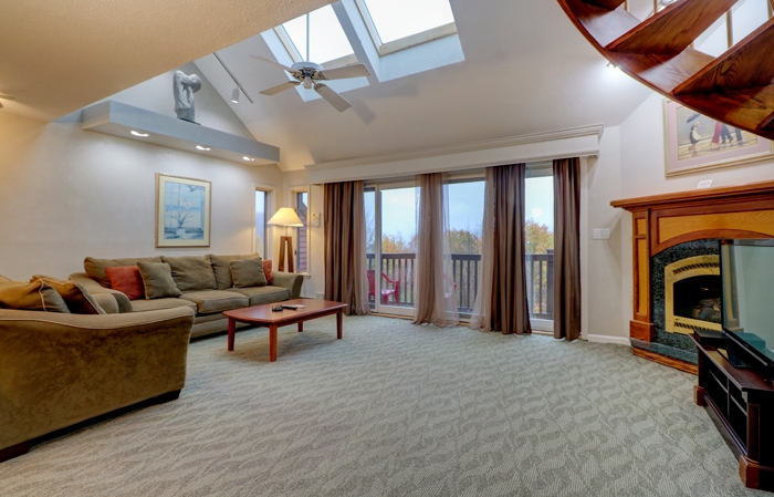 Living Room Deluxe Townhouse with Mountain View