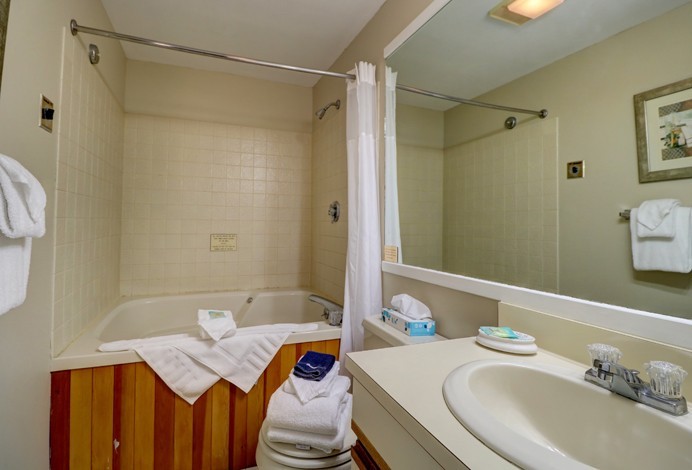 Village Condo with 2 Kings Bathroom