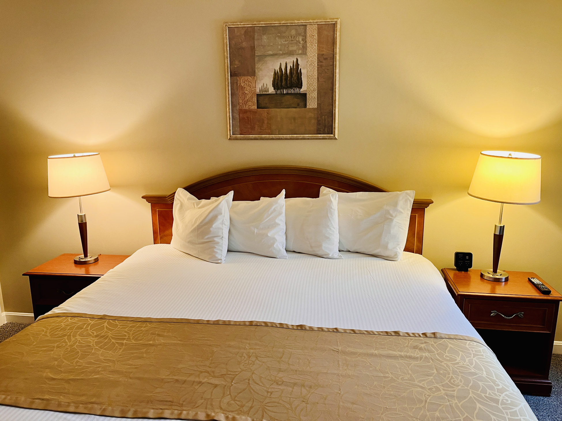 O127CD superior suite two kings - bedroom