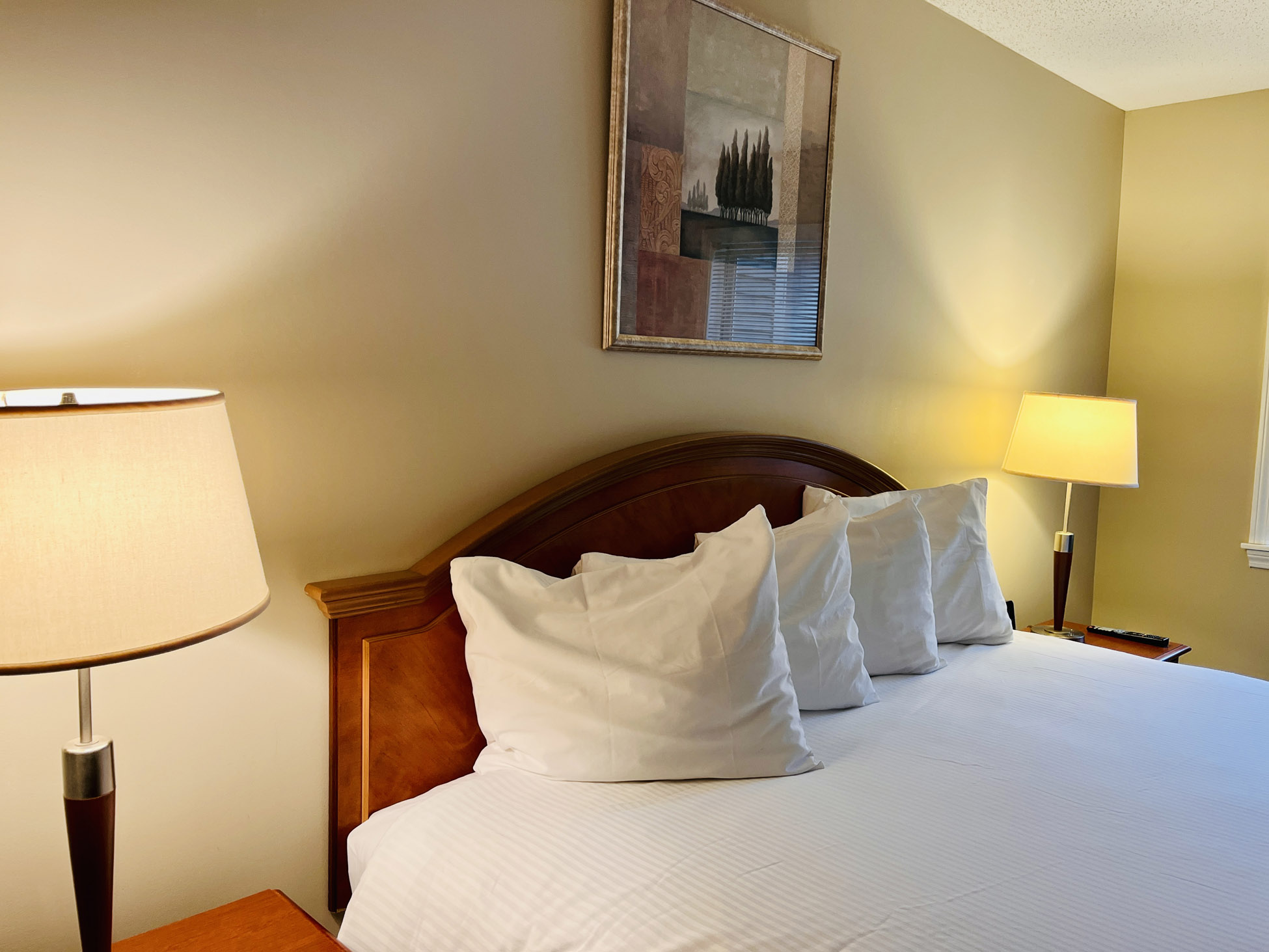 O127CD superior suite two kings - bedroom2