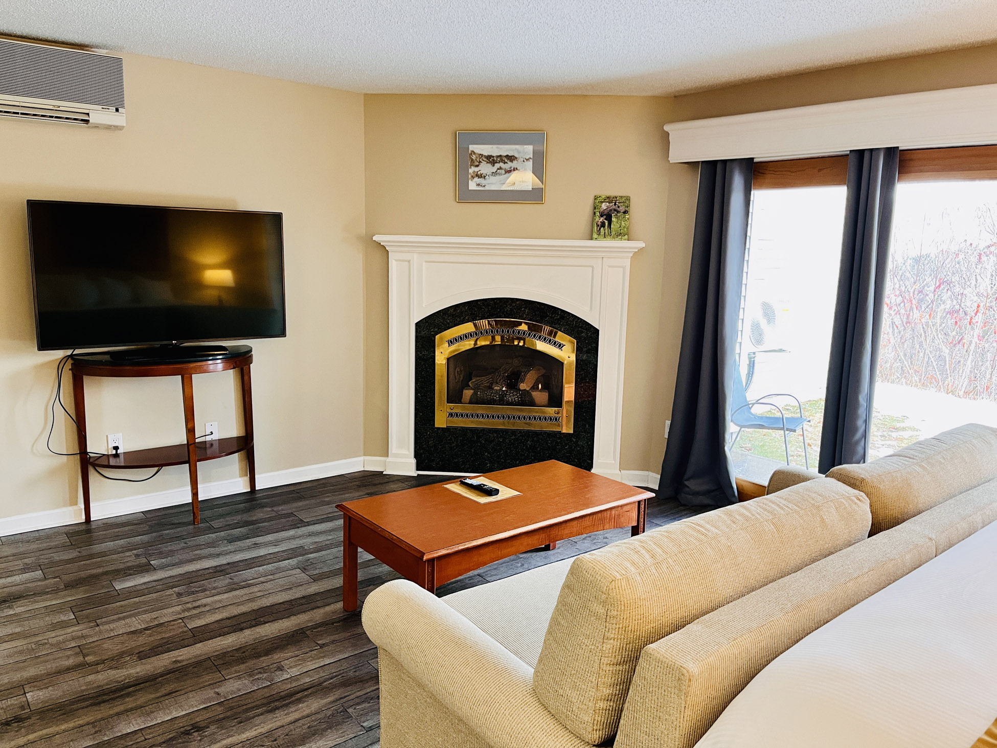 O127CD superior suite two kings - fireplace